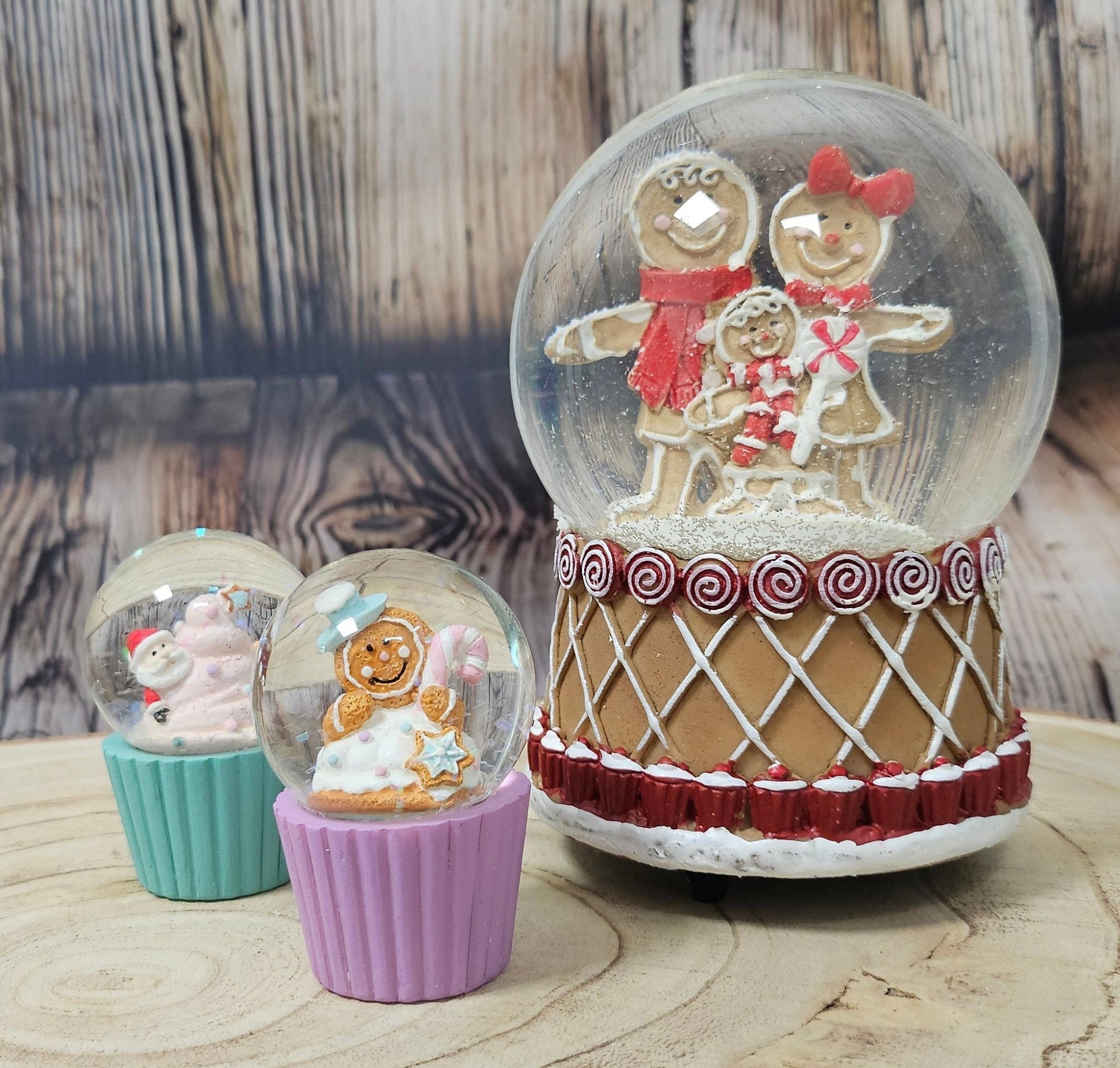 Dekopaket - Weihnachtsbäckerei Lebkuchenfamilie Muffin mit 3 Schneekugeln in mehreren Größen - Schneekugelhaus