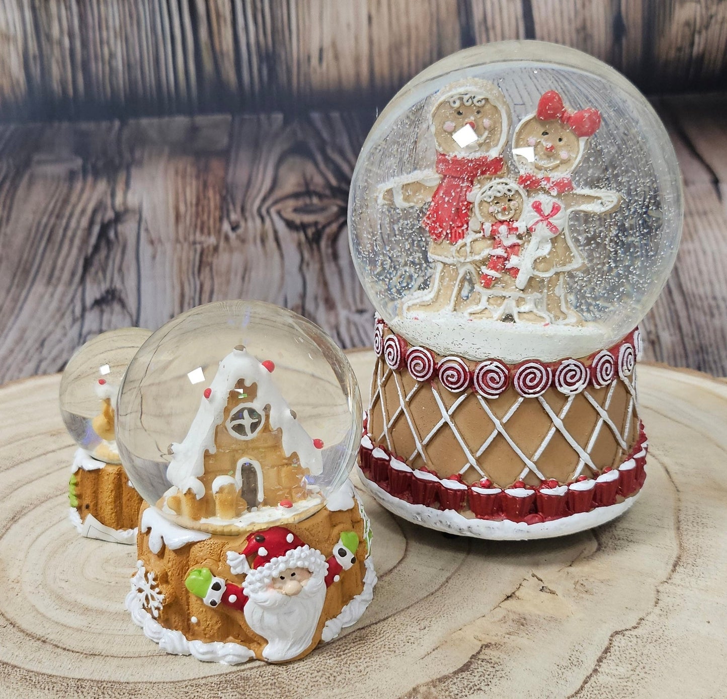 Dekopaket - Weihnachtsbäckerei Lebkuchenfamilie Weihnachtswaffel mit 3 Schneekugeln in mehreren Größen - Schneekugelhaus