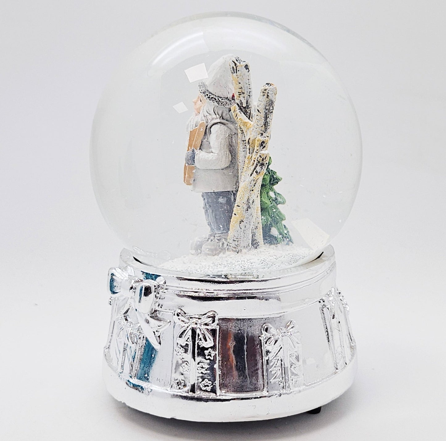 Edle Schneekugel Santa weiß Skier mit Silber-Sockel Geschenkschleife und Spieluhr 100 mm Durchmesser - Schneekugelhaus