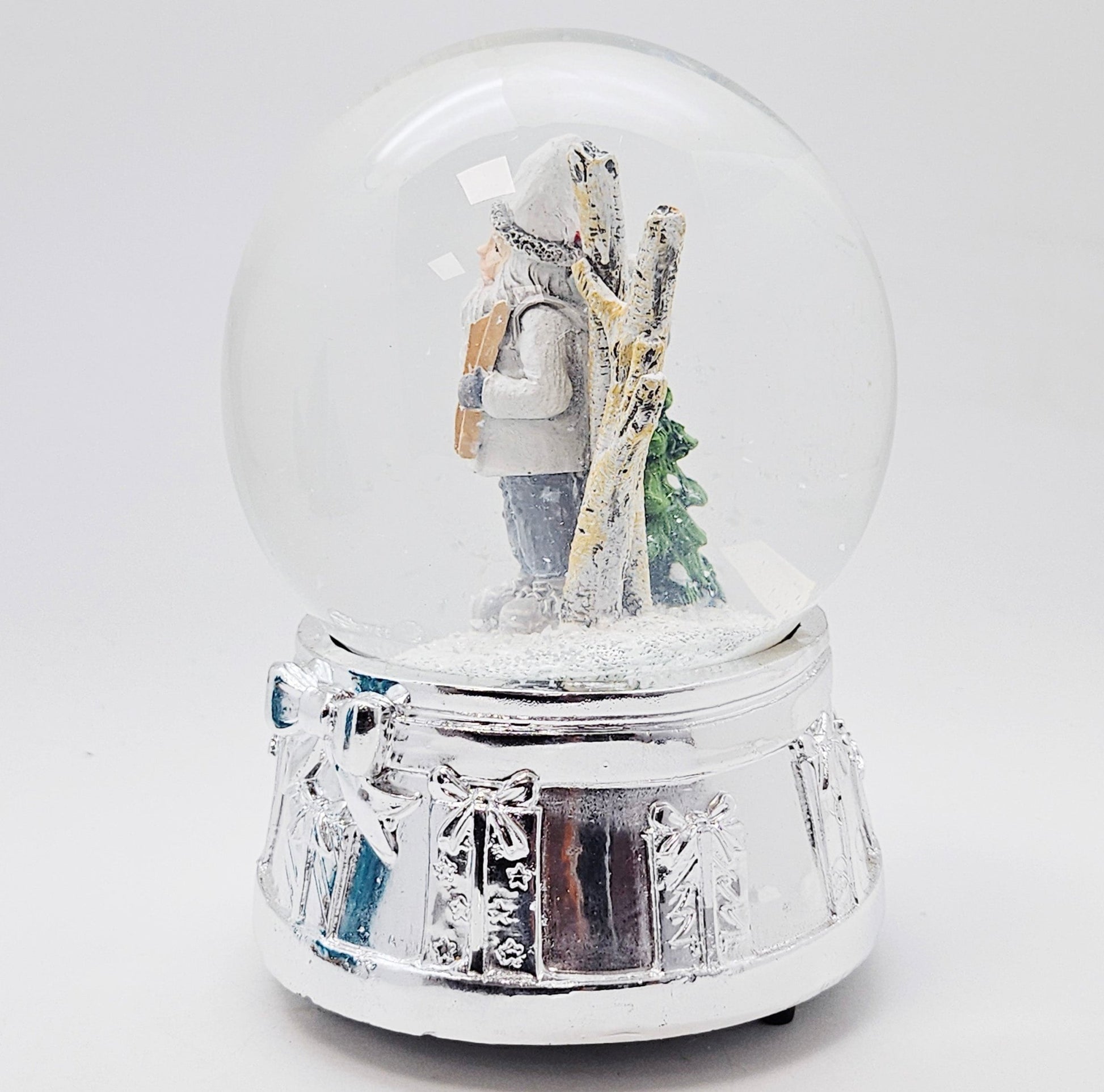 Edle Schneekugel Santa weiß Skier mit Silber-Sockel Geschenkschleife und Spieluhr 100 mm Durchmesser - Schneekugelhaus
