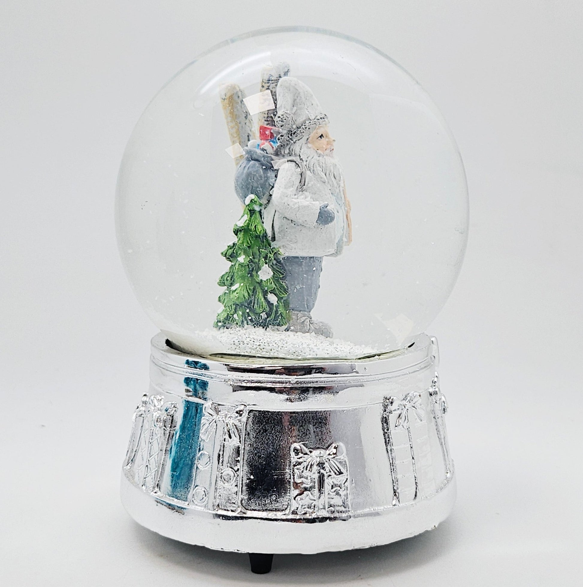 Edle Schneekugel Santa weiß Skier mit Silber-Sockel Geschenkschleife und Spieluhr 100 mm Durchmesser - Schneekugelhaus