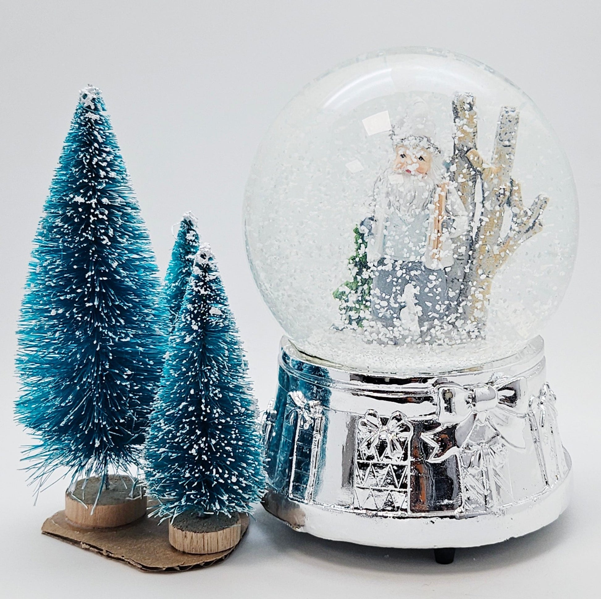 Edle Schneekugel Santa weiß Skier mit Silber-Sockel Geschenkschleife und Spieluhr 100 mm Durchmesser - Schneekugelhaus