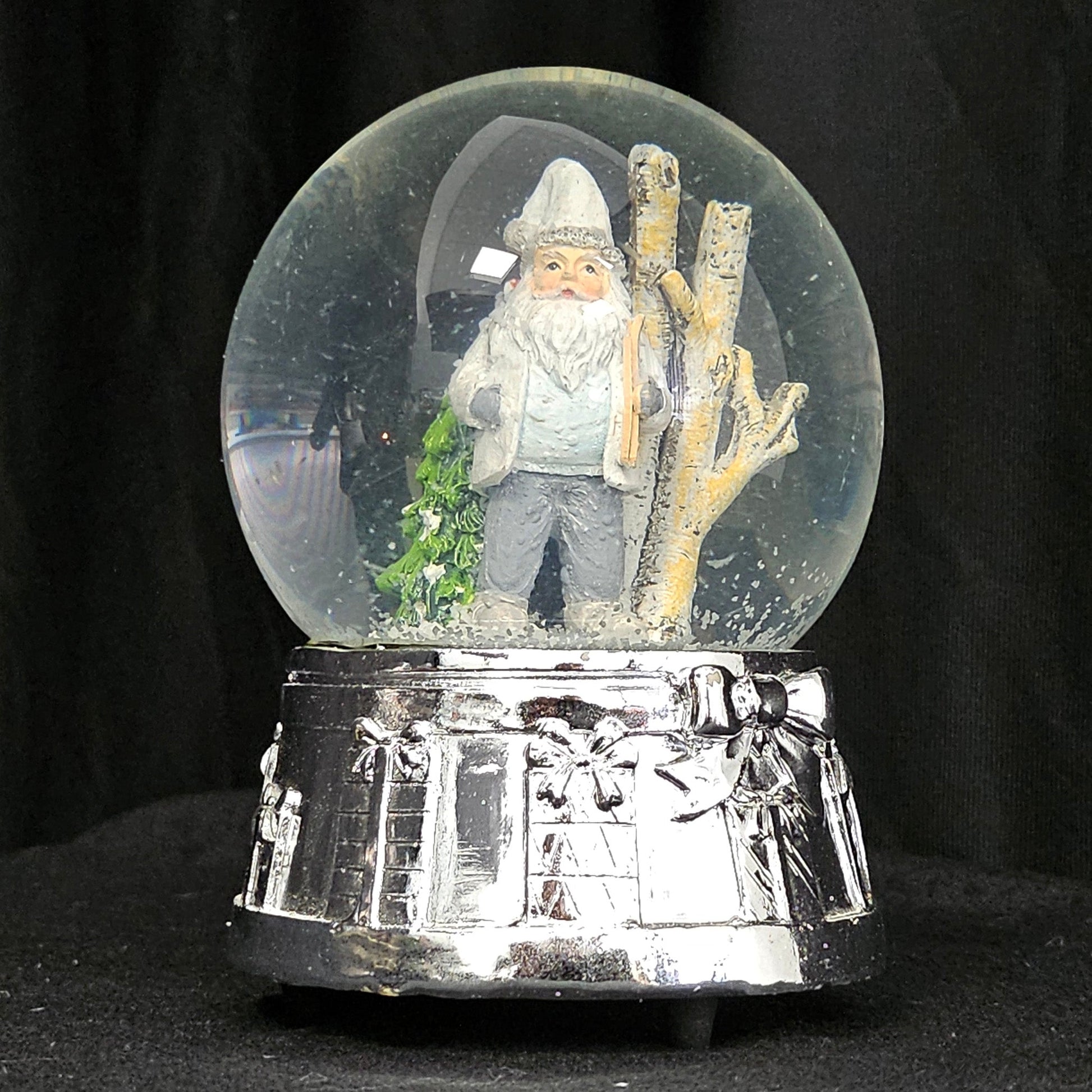 Edle Schneekugel Santa weiß Skier mit Silber-Sockel Geschenkschleife und Spieluhr 100 mm Durchmesser - Schneekugelhaus