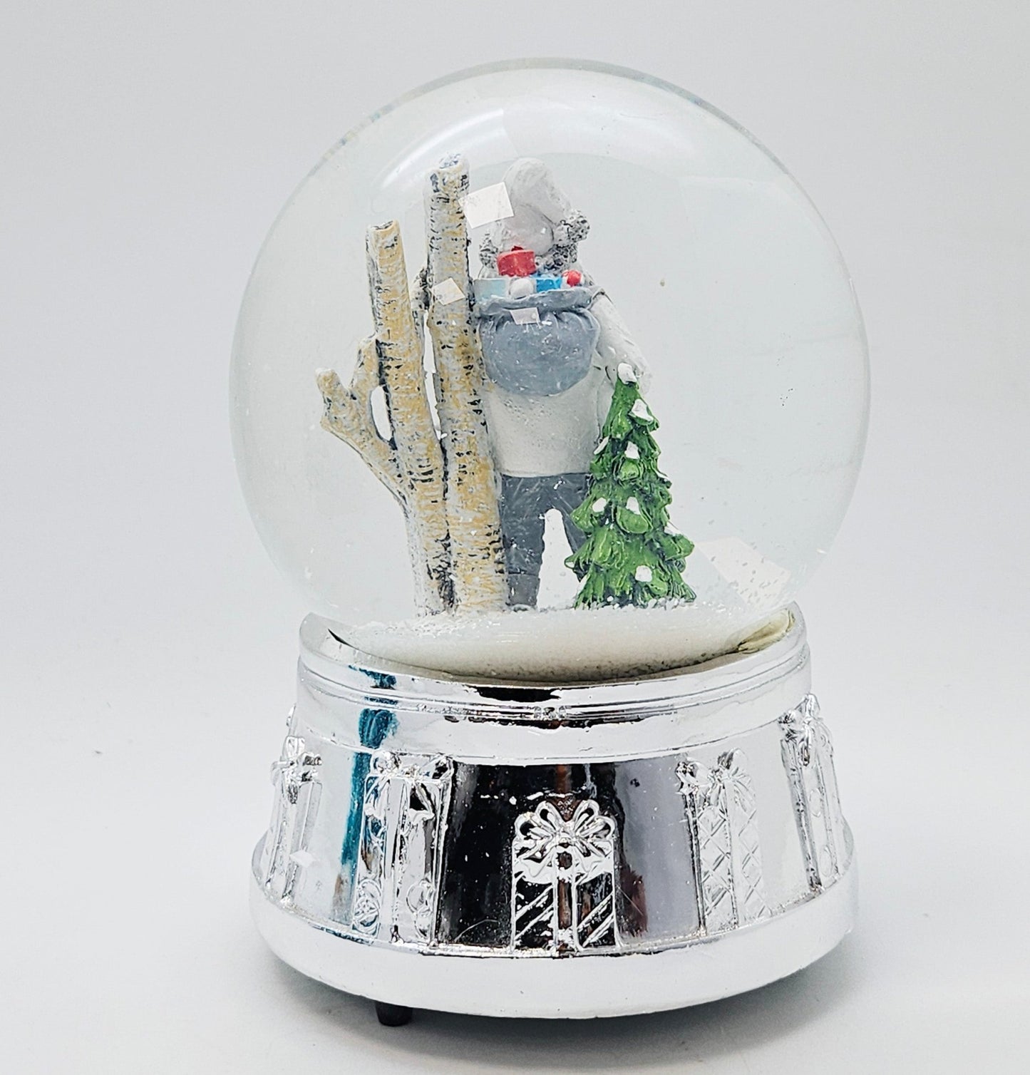 Edle Schneekugel Santa weiß Skier mit Silber-Sockel Geschenkschleife und Spieluhr 100 mm Durchmesser - Schneekugelhaus