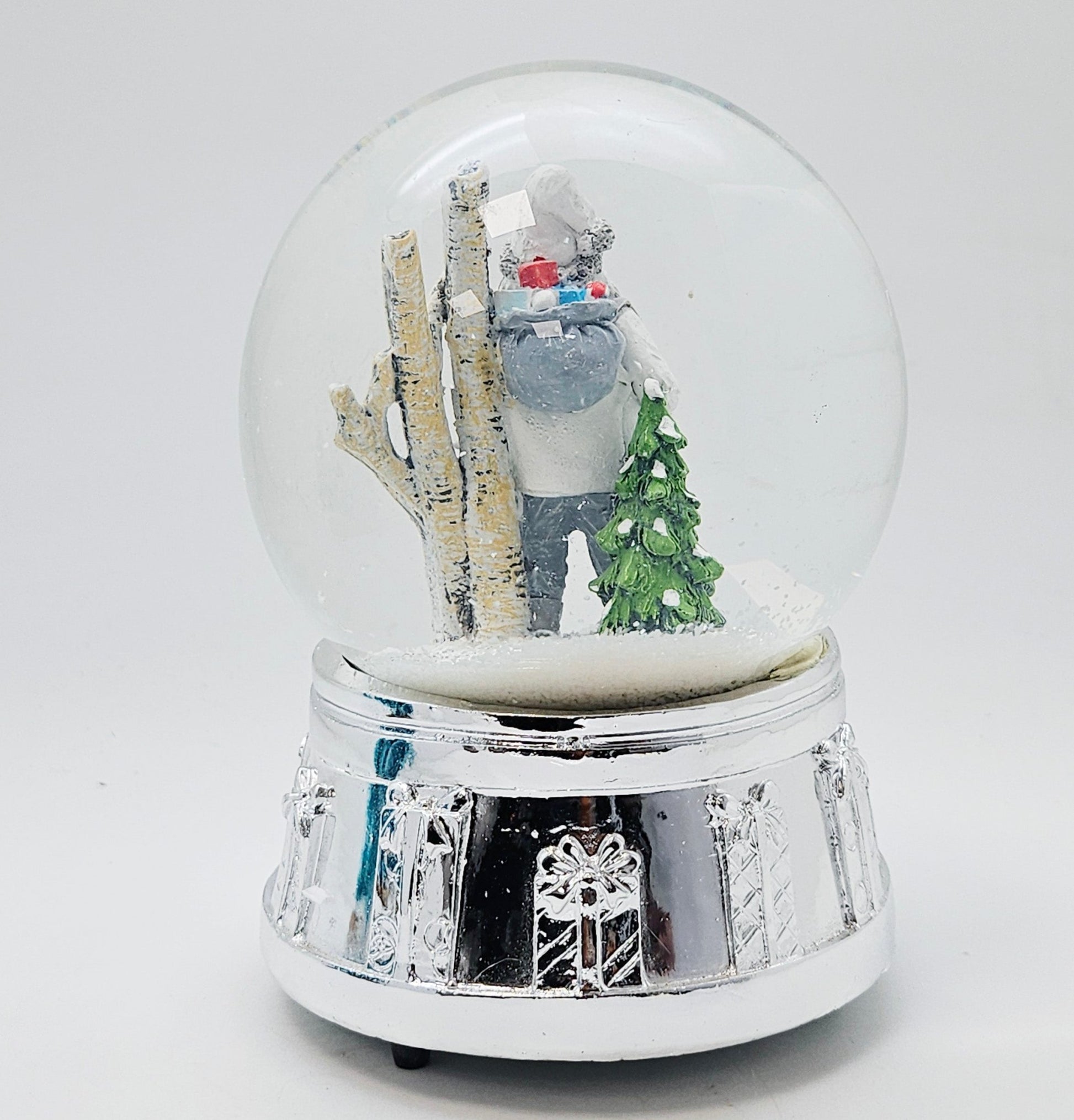 Edle Schneekugel Santa weiß Skier mit Silber-Sockel Geschenkschleife und Spieluhr 100 mm Durchmesser - Schneekugelhaus