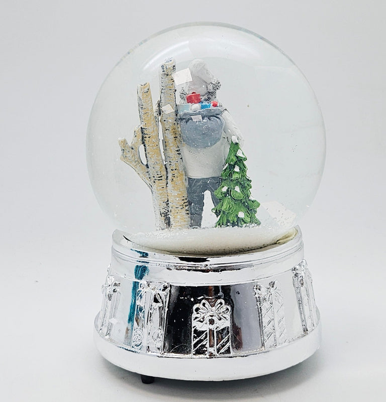 Edle Schneekugel Santa weiß Skier mit Silber-Sockel Geschenkschleife und Spieluhr 100 mm Durchmesser - Schneekugelhaus