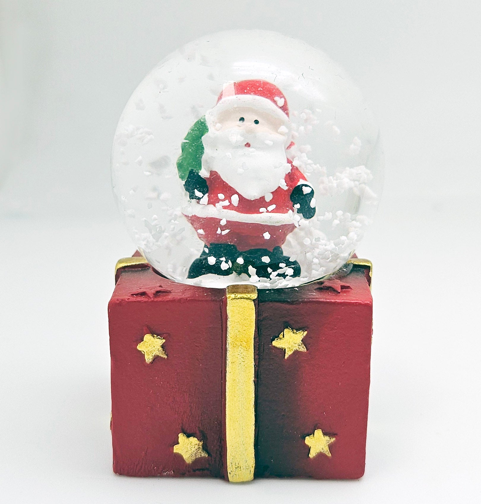 Mini - Schneekugeln Weihnachtsmann Baum auf Geschenke - Sockel 45mm Durchmesser - Schneekugelhaus