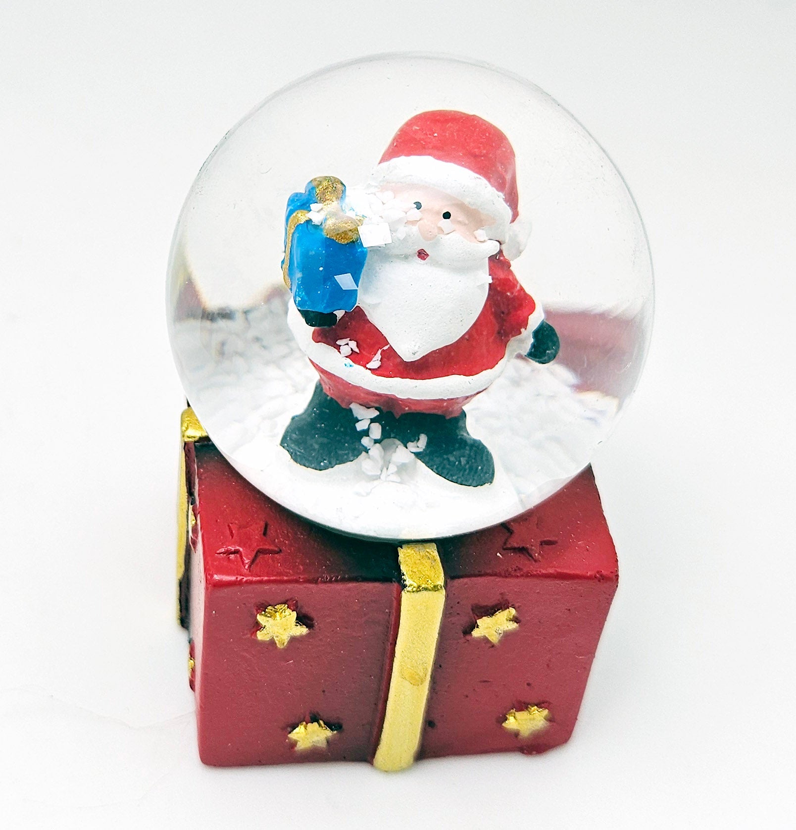 Mini - Schneekugeln Weihnachtsmann Paket auf Geschenke - Sockel 45mm Durchmesser - Schneekugelhaus