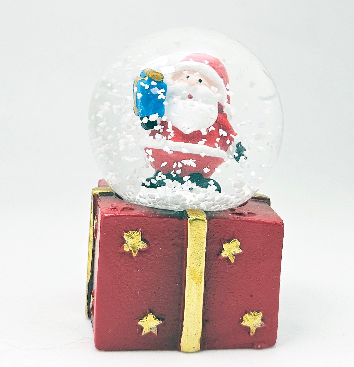 Mini - Schneekugeln Weihnachtsmann Paket auf Geschenke - Sockel 45mm Durchmesser - Schneekugelhaus