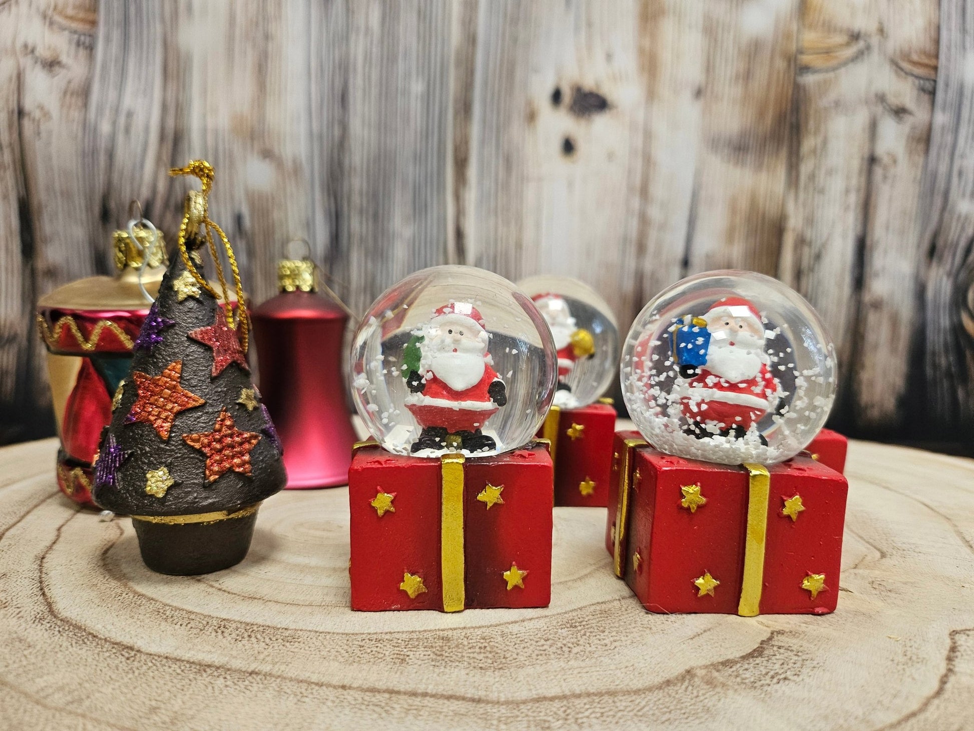 Mini - Schneekugeln Weihnachtsmann Sack auf Geschenke - Sockel 45mm Durchmesser - Schneekugelhaus