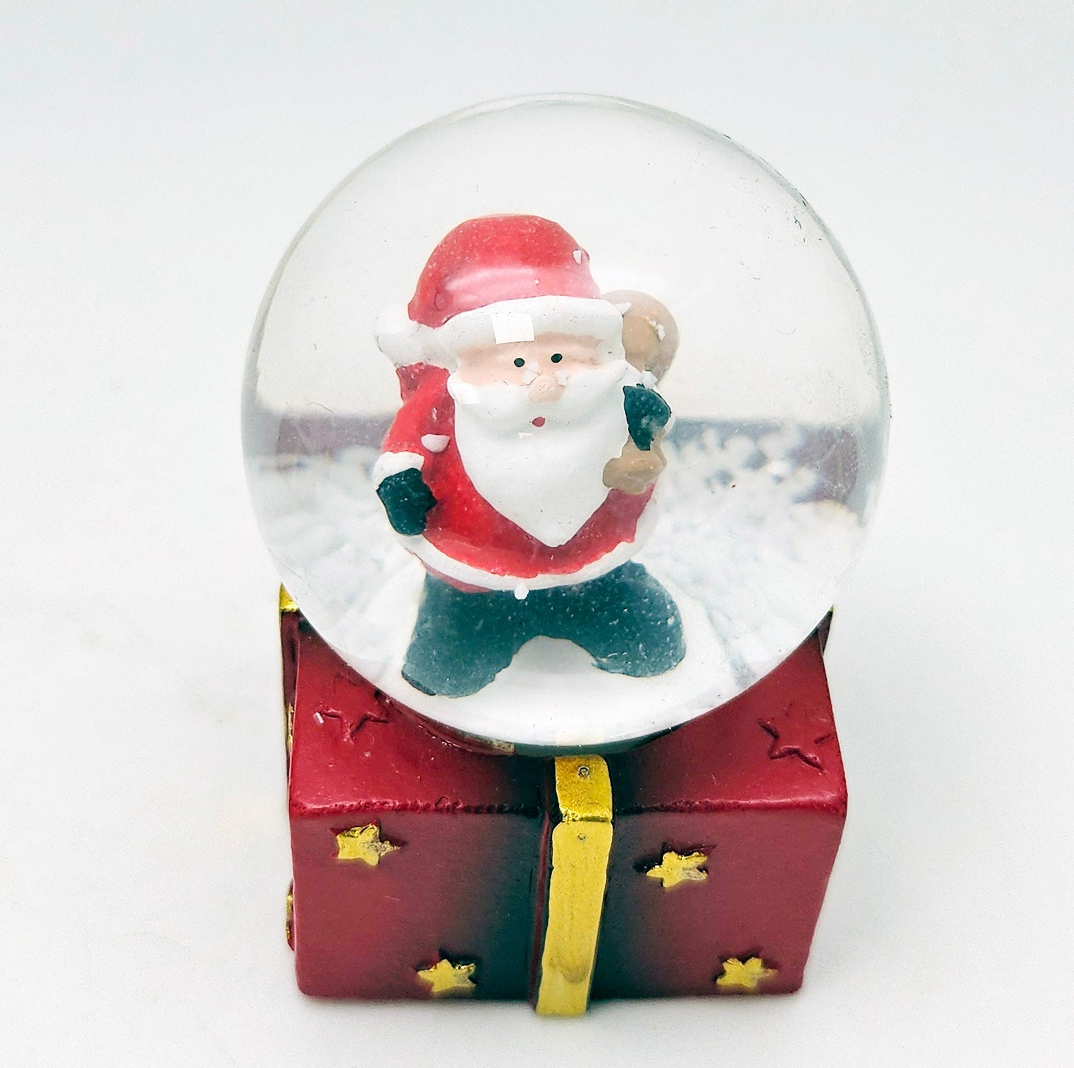 Mini - Schneekugeln Weihnachtsmann Sack auf Geschenke - Sockel 45mm Durchmesser - Schneekugelhaus
