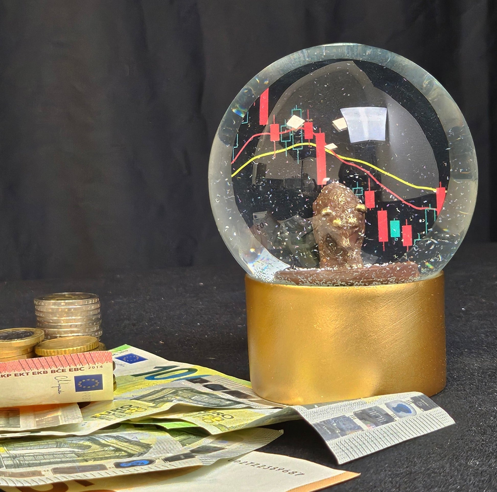 Moderne Designer Schneekugel Börse Bulle & Bär auf Sockel gold rund 100 mm Durchmesser - Schneekugelhaus