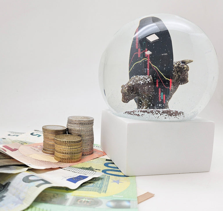 Moderne Designer Schneekugel Börse Bulle & Bär auf Sockel weiß eck 100 mm Durchmesser - Schneekugelhaus