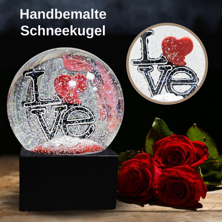 Moderne Designer Schneekugel LOVE auf Sockel schwarz eck 100 mm Durchmesser - Schneekugelhaus