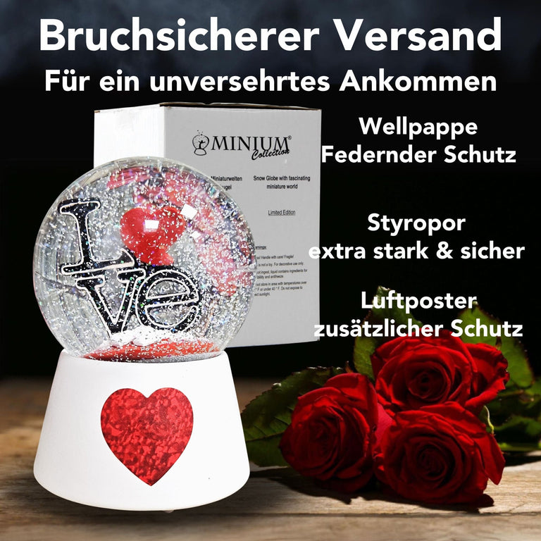 Moderne Designer Schneekugel LOVE auf Sockel weiß rotes Herz mit Spieluhr 100 mm Durchmesser - Schneekugelhaus