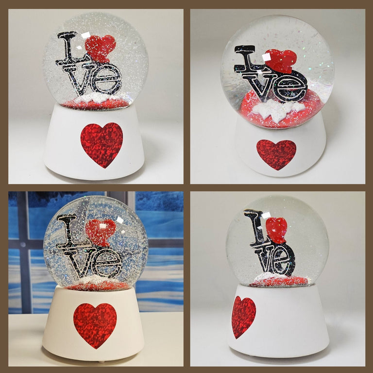 Moderne Designer Schneekugel LOVE auf Sockel weiß rotes Herz mit Spieluhr 100 mm Durchmesser - Schneekugelhaus