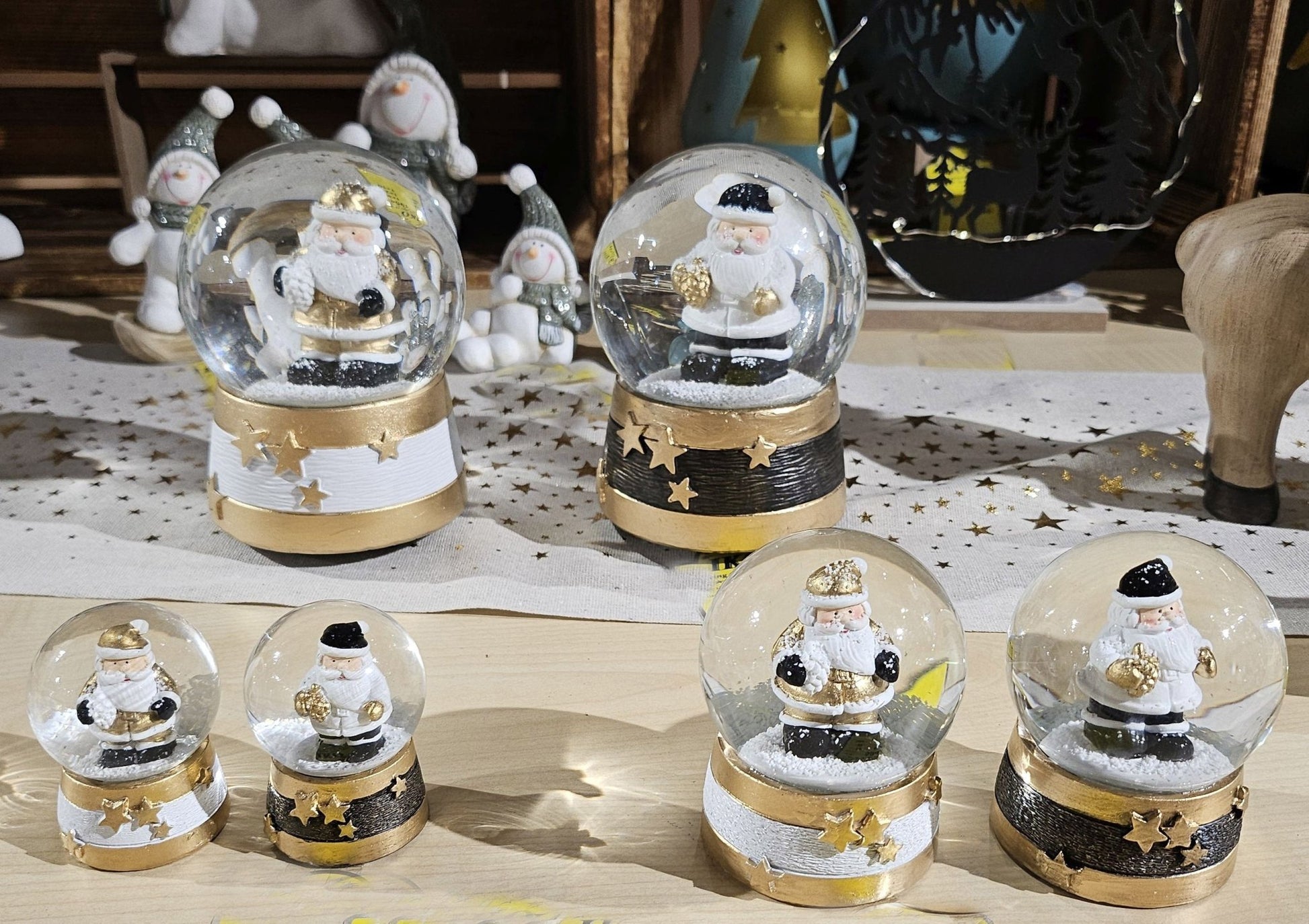 Moderne Mini - Schneekugel Weihnachtsmann schwarz weiß auf Sockel gold schwarz Sterne B: 45mm - Schneekugelhaus