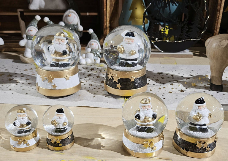 Moderne Mini - Schneekugel Weihnachtsmann schwarz weiß auf Sockel gold schwarz Sterne B: 45mm - Schneekugelhaus