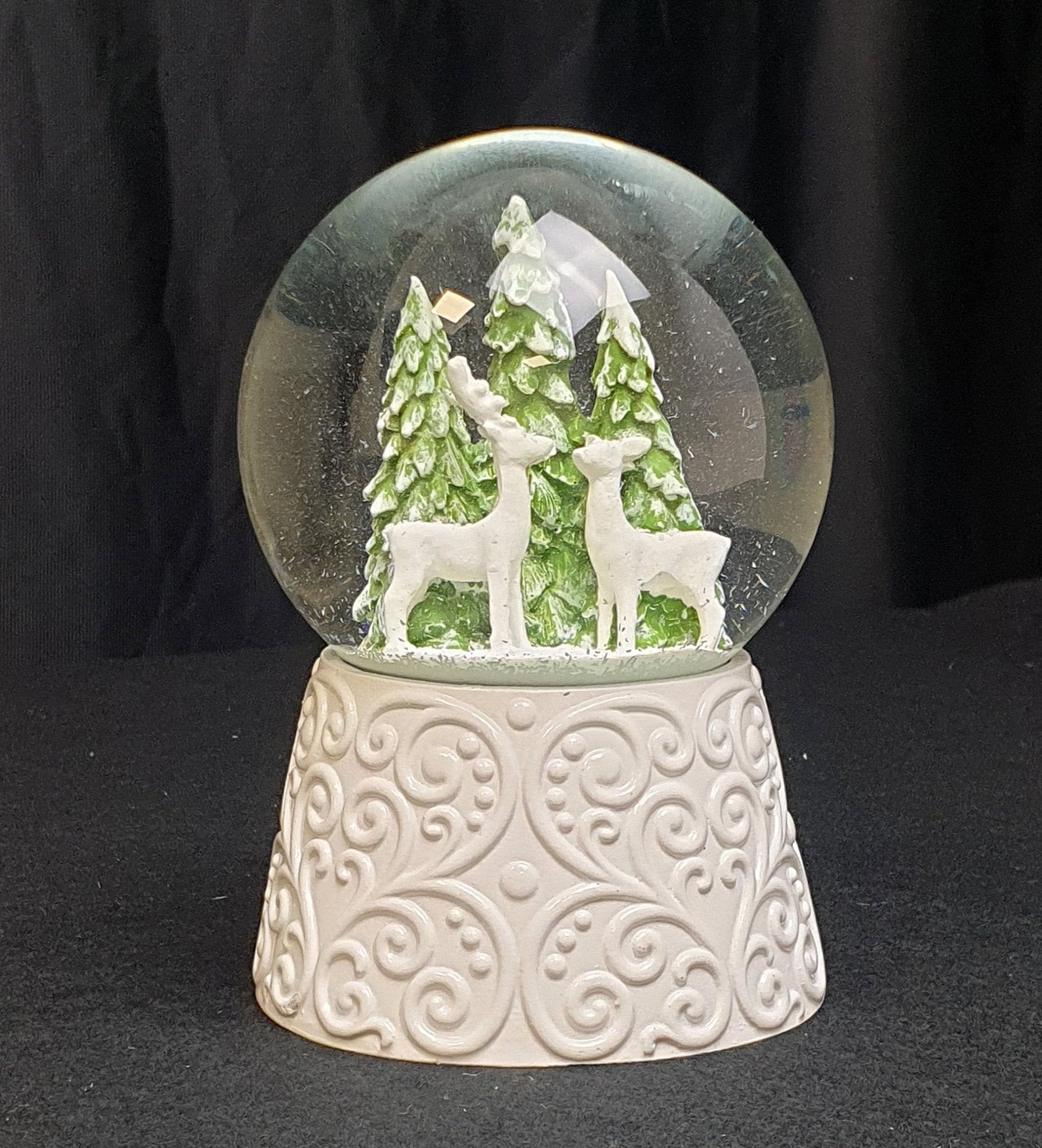 Nostalgische Schneekugel 2 Rehe auf Sockel weiß Ornamente 100 mm Durchmesser mit Spieluhr - Schneekugelhaus