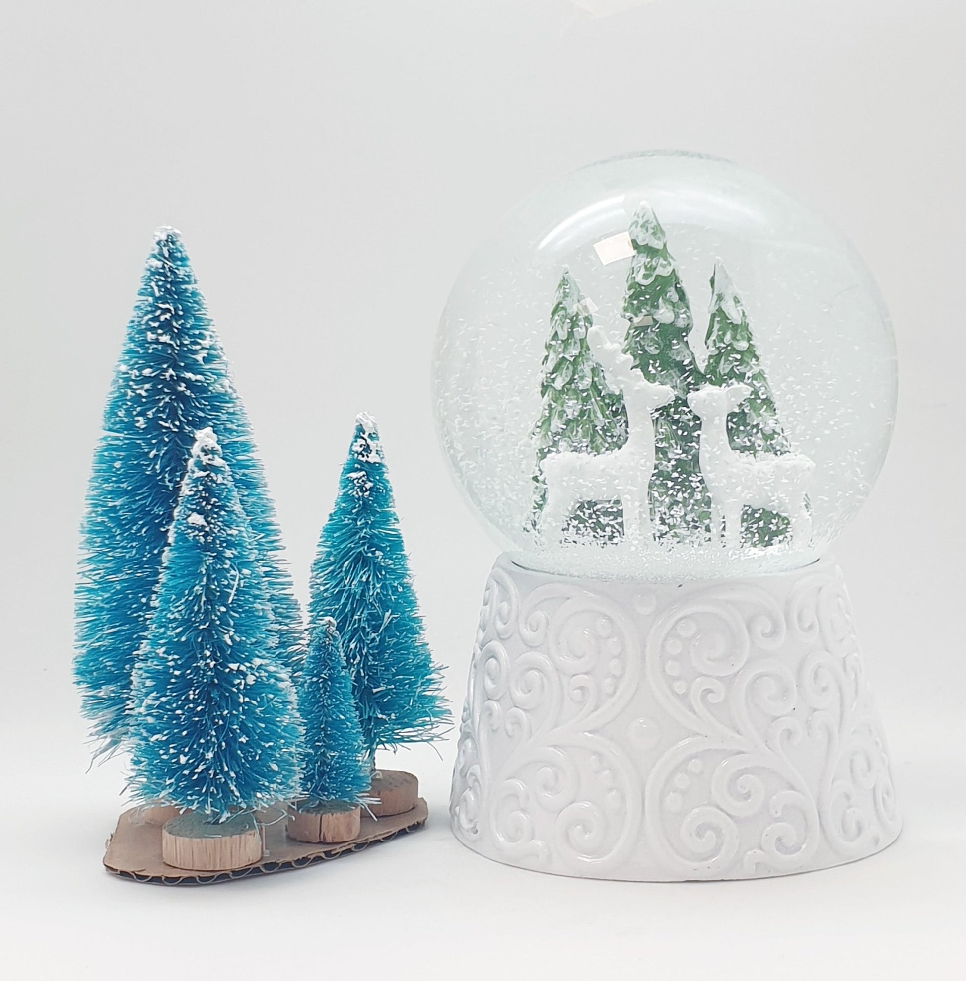 Nostalgische Schneekugel 2 Rehe auf Sockel weiß Ornamente 100 mm Durchmesser mit Spieluhr - Schneekugelhaus