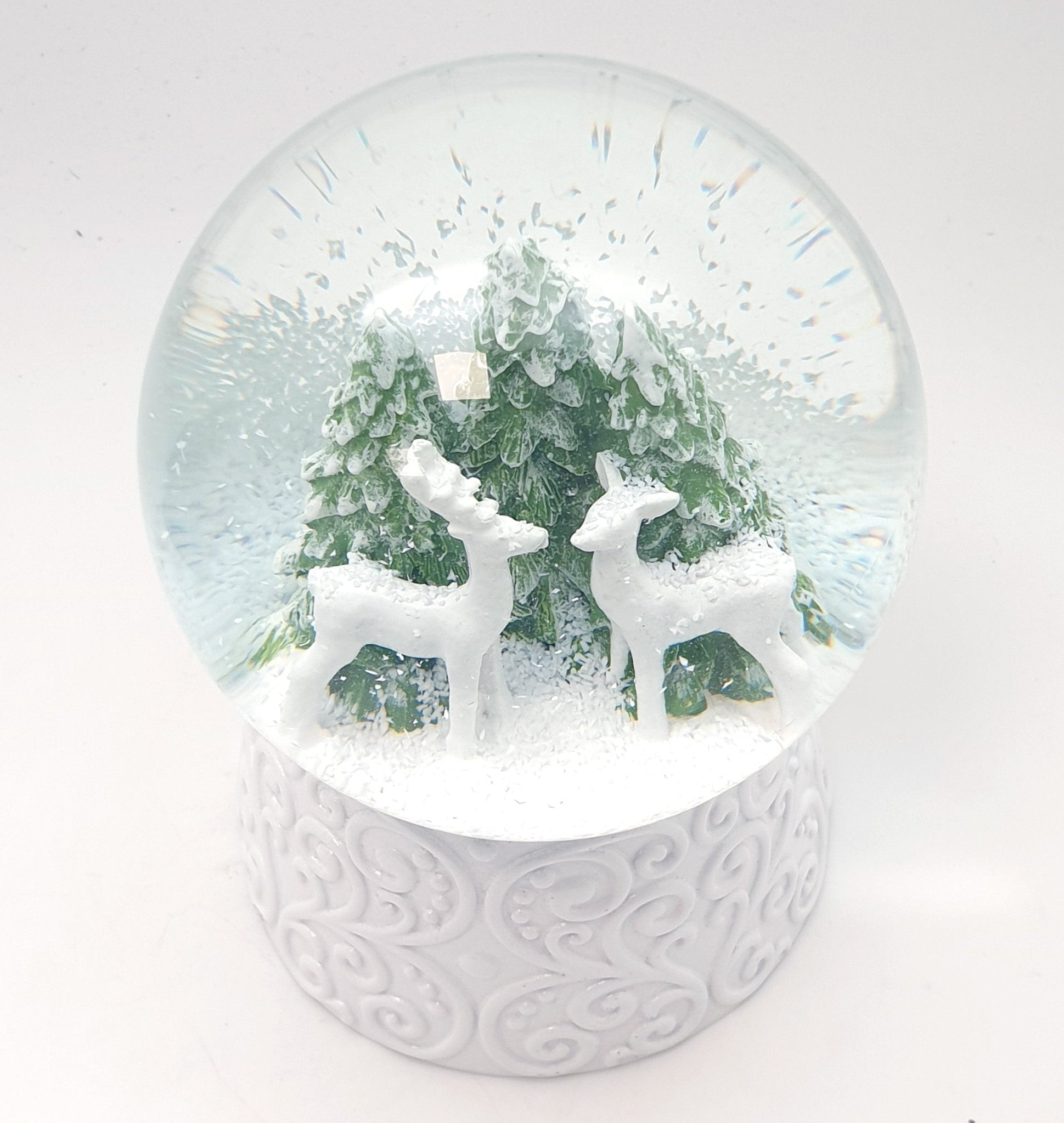 Nostalgische Schneekugel 2 Rehe auf Sockel weiß Ornamente 100 mm Durchmesser mit Spieluhr - Schneekugelhaus