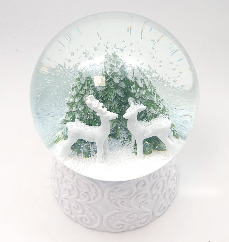 Nostalgische Schneekugel 2 Rehe auf Sockel weiß Ornamente 100 mm Durchmesser mit Spieluhr - Schneekugelhaus