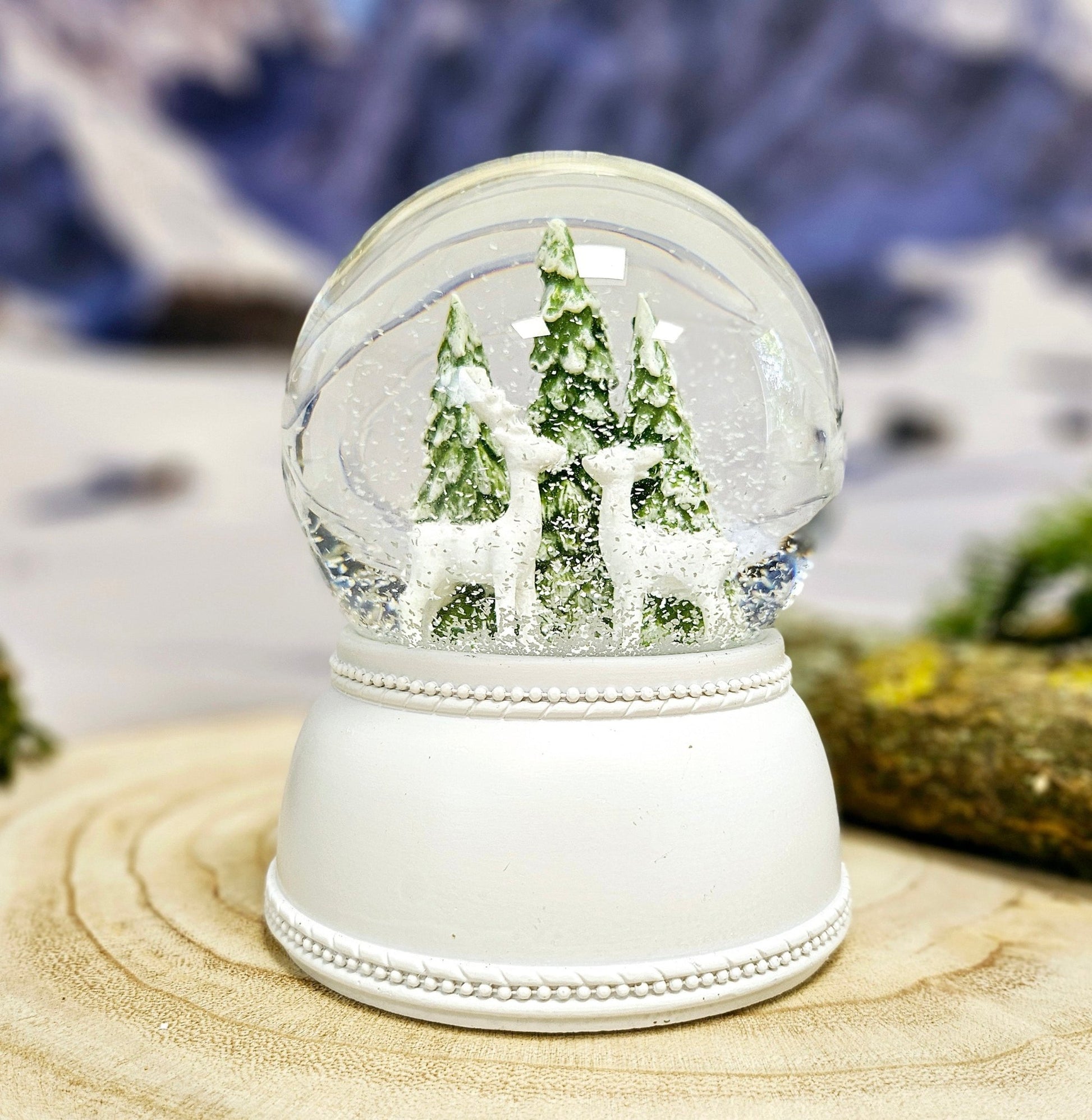 Nostalgische Schneekugel 2 Rehe vor Tannenbäumen auf Sockel weiß Nostalgie 100 mm Durchmesser mit Spieluhr - Schneekugelhaus