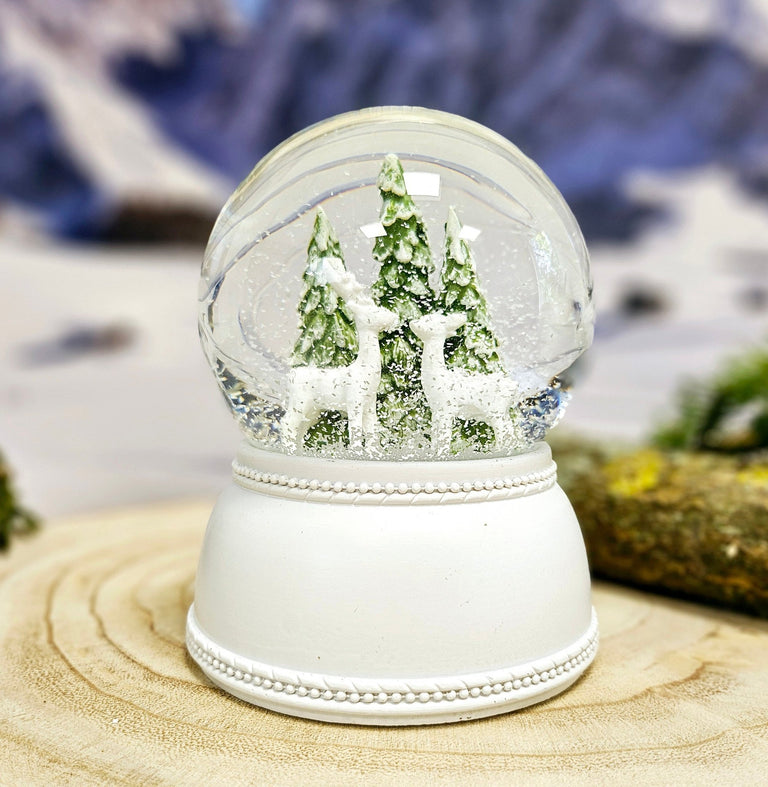 Nostalgische Schneekugel 2 Rehe vor Tannenbäumen auf Sockel weiß Nostalgie 100 mm Durchmesser mit Spieluhr - Schneekugelhaus