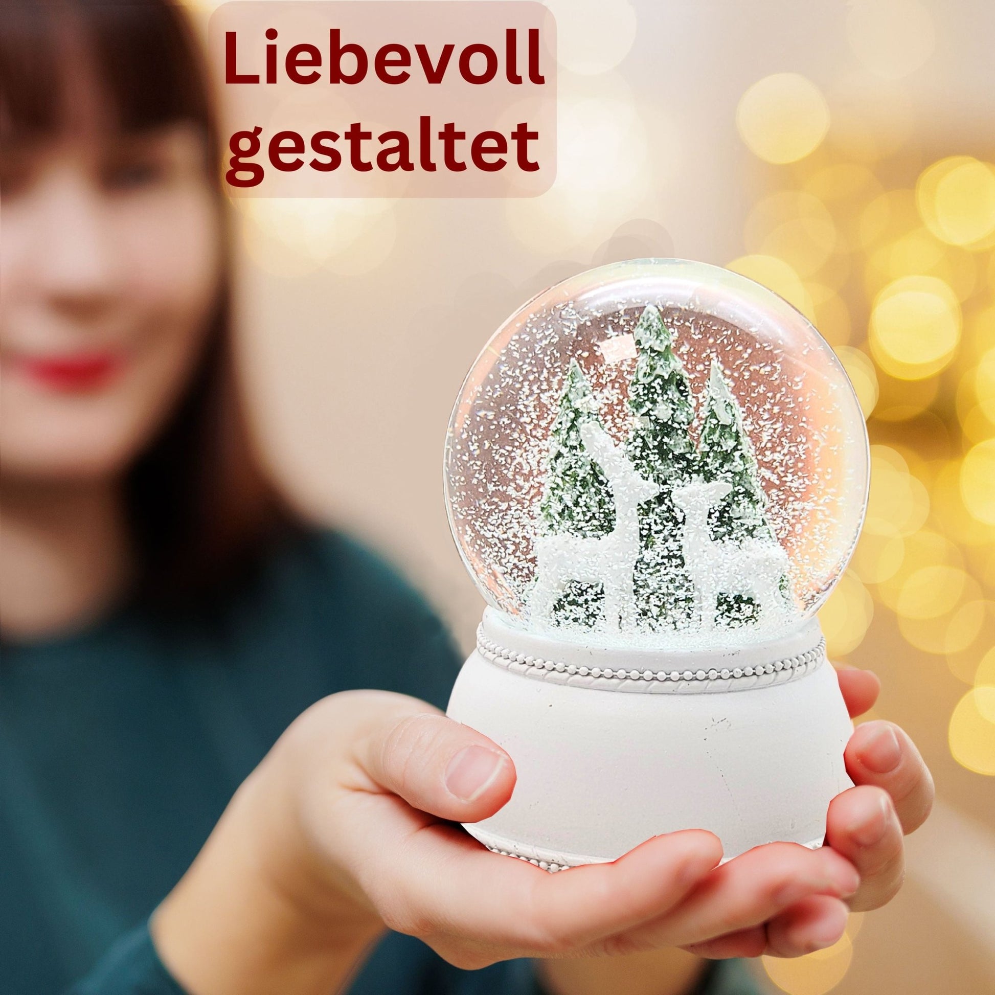 Nostalgische Schneekugel 2 Rehe vor Tannenbäumen auf Sockel weiß Nostalgie 100 mm Durchmesser mit Spieluhr - Schneekugelhaus