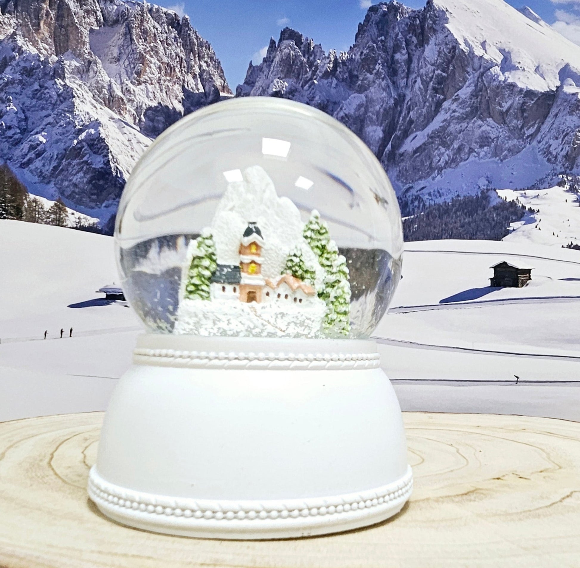 Nostalgische Schneekugel Alpendorf auf Sockel weiß Nostalgie 100 mm Durchmesser mit Spieluhr - Schneekugelhaus