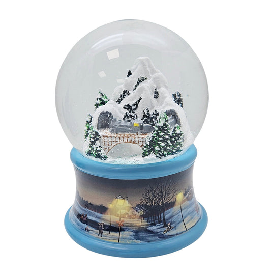Nostalgische Schneekugel Berg mit Brücke Winterlandschaft blauer Rand 100 mm Durchmesser mit Spieluhr - Schneekugelhaus