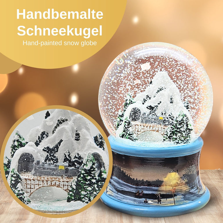 Nostalgische Schneekugel Berg mit Brücke Winterlandschaft blauer Rand 100 mm Durchmesser mit Spieluhr - Schneekugelhaus