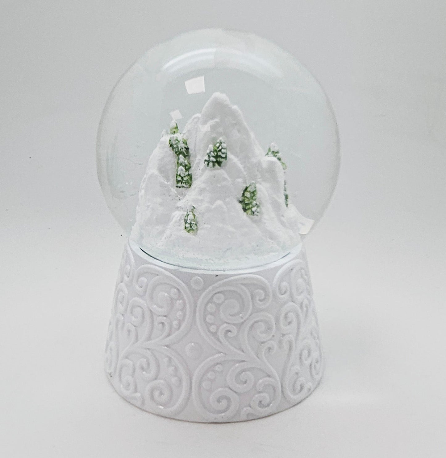Nostalgische Schneekugel Bergdorf auf Sockel weiß Ornamente 100 mm Durchmesser mit Spieluhr - Schneekugelhaus