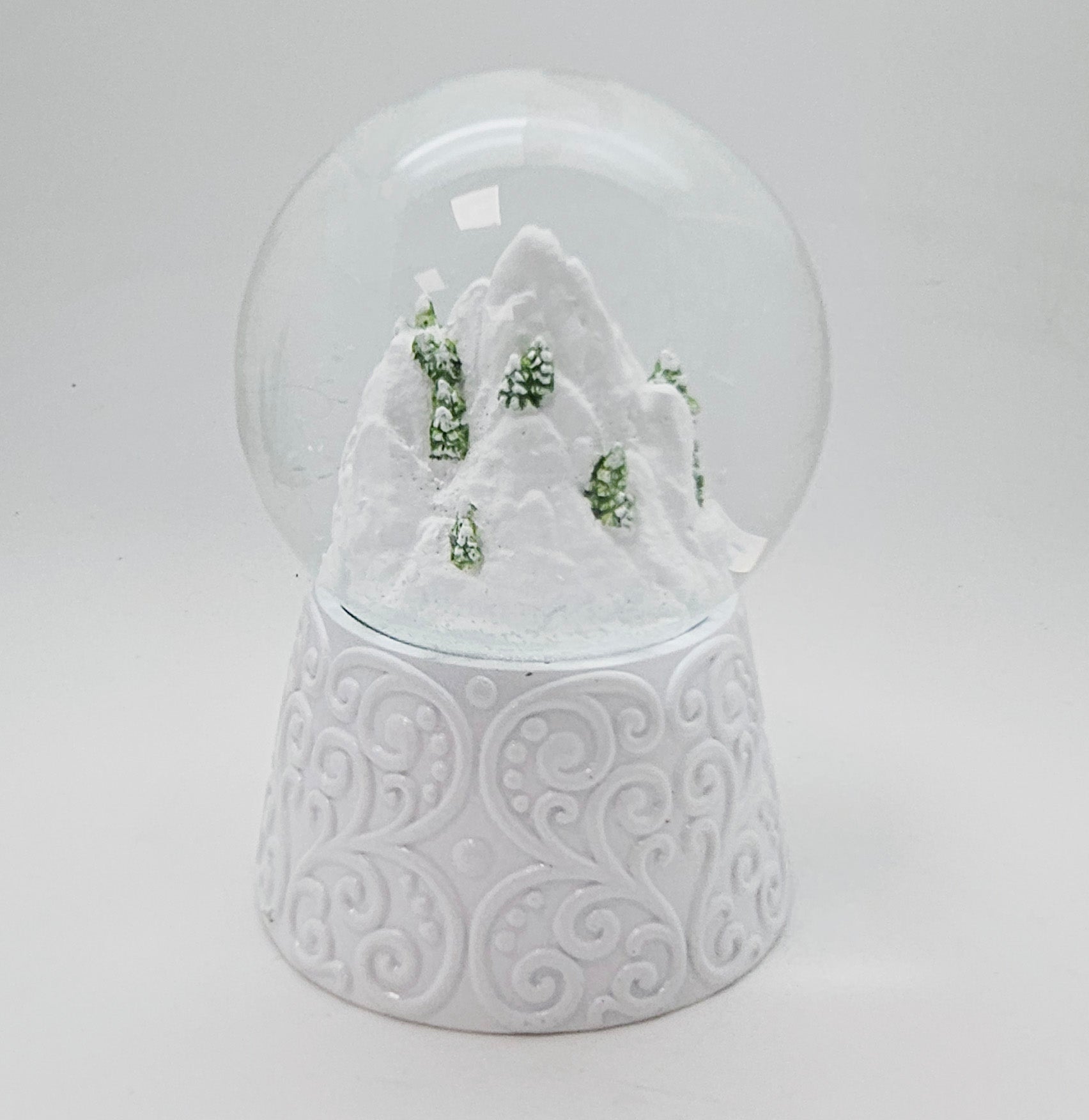 Nostalgische Schneekugel Bergdorf auf Sockel weiß Ornamente 100 mm Durchmesser mit Spieluhr - Schneekugelhaus