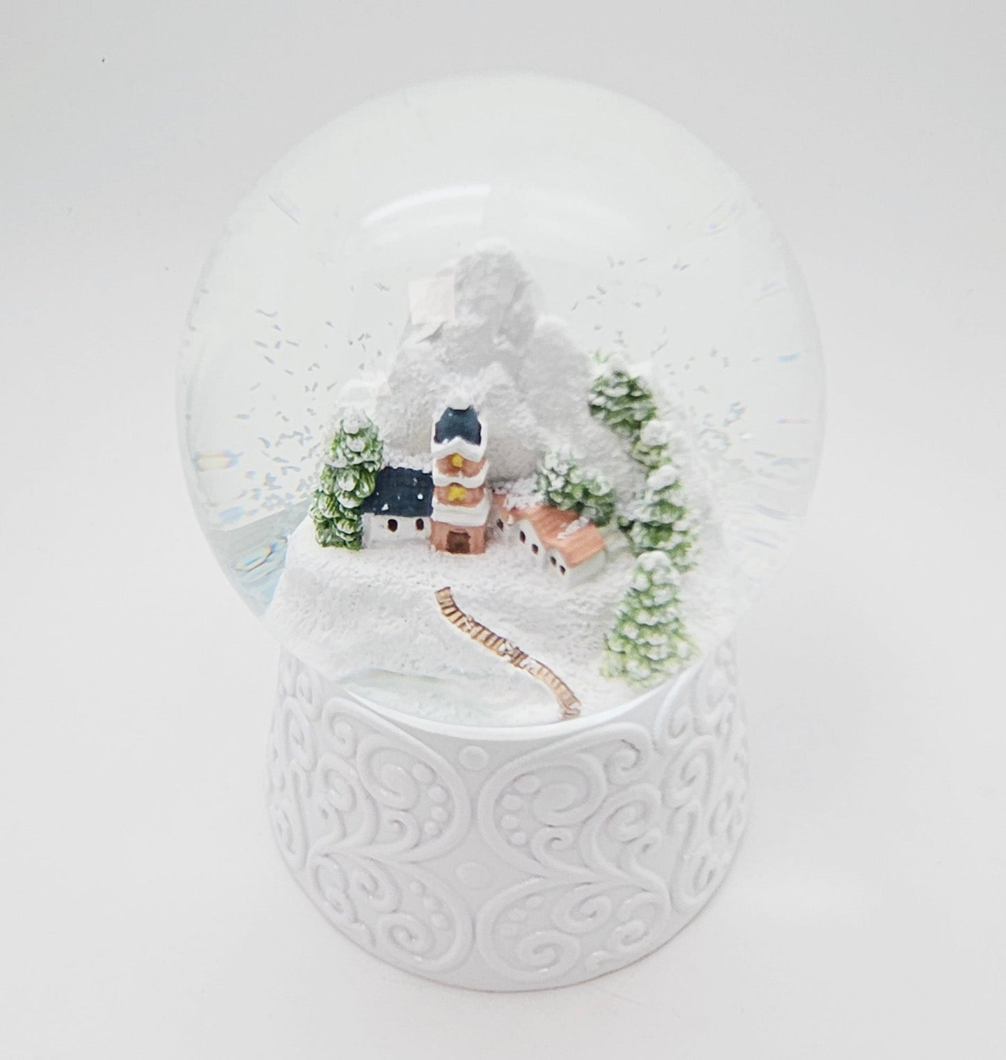 Nostalgische Schneekugel Bergdorf auf Sockel weiß Ornamente 100 mm Durchmesser mit Spieluhr - Schneekugelhaus