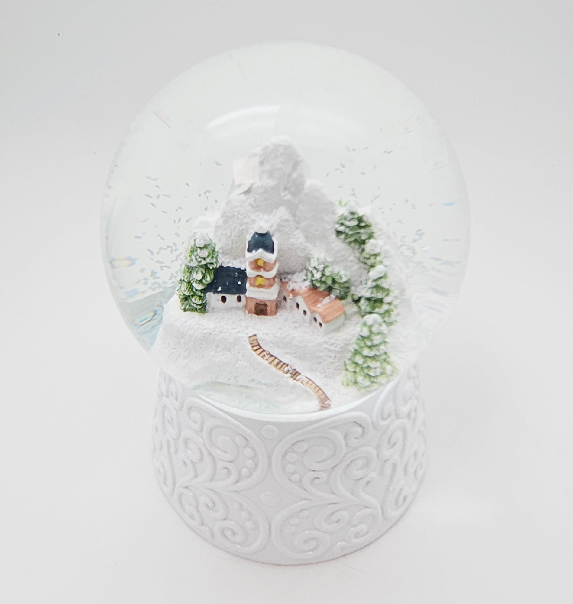 Nostalgische Schneekugel Bergdorf auf Sockel weiß Ornamente 100 mm Durchmesser mit Spieluhr - Schneekugelhaus