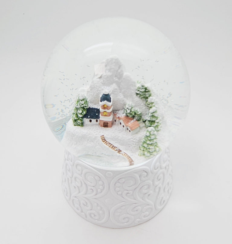 Nostalgische Schneekugel Bergdorf auf Sockel weiß Ornamente 100 mm Durchmesser mit Spieluhr - Schneekugelhaus