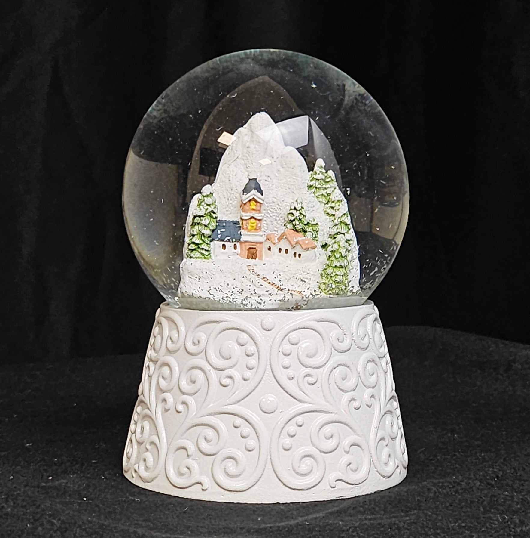 Nostalgische Schneekugel Bergdorf auf Sockel weiß Ornamente 100 mm Durchmesser mit Spieluhr - Schneekugelhaus