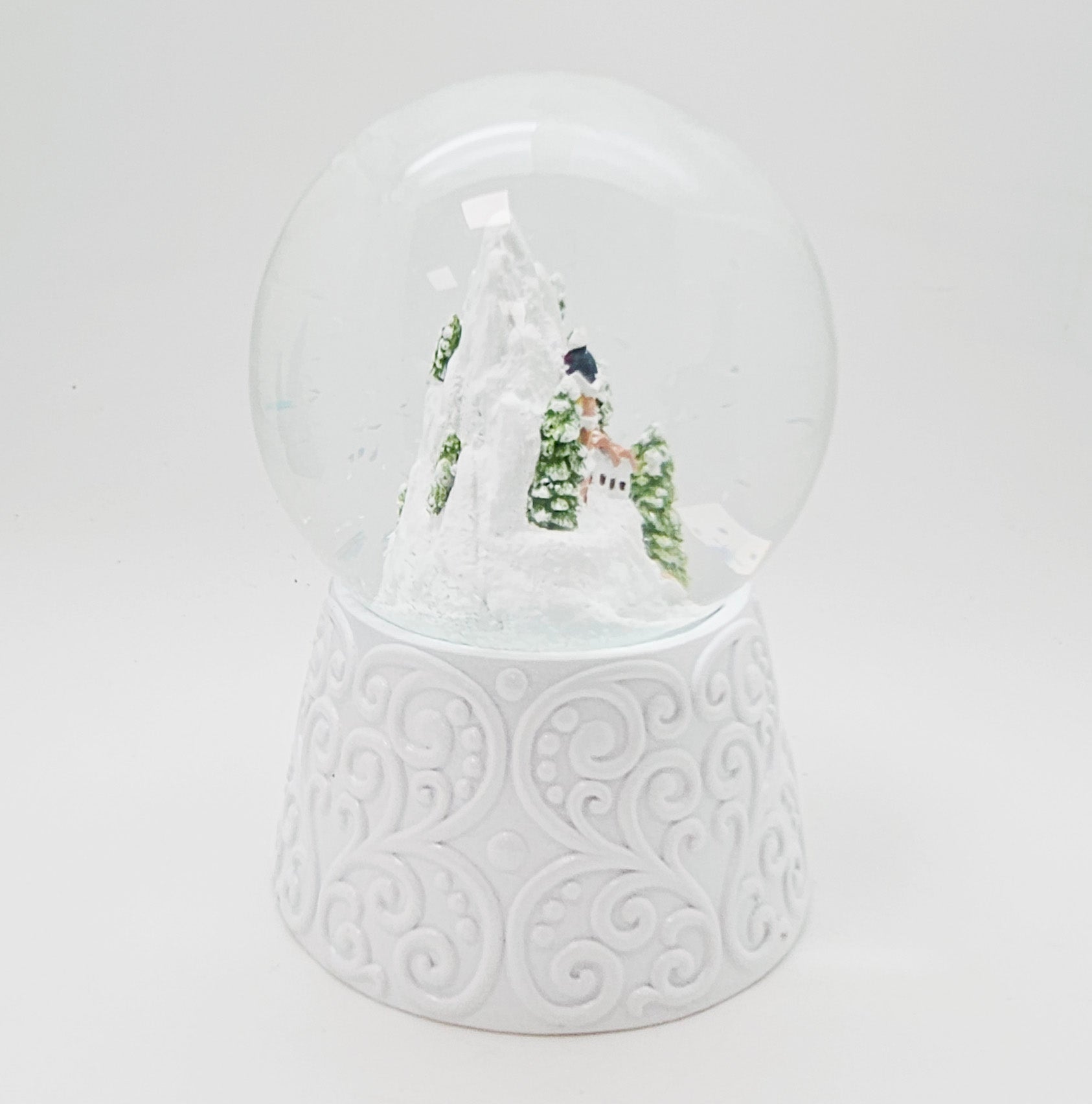 Nostalgische Schneekugel Bergdorf auf Sockel weiß Ornamente 100 mm Durchmesser mit Spieluhr - Schneekugelhaus