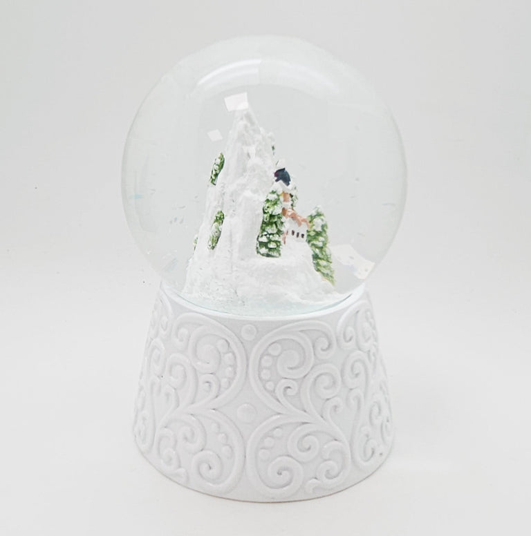 Nostalgische Schneekugel Bergdorf auf Sockel weiß Ornamente 100 mm Durchmesser mit Spieluhr - Schneekugelhaus