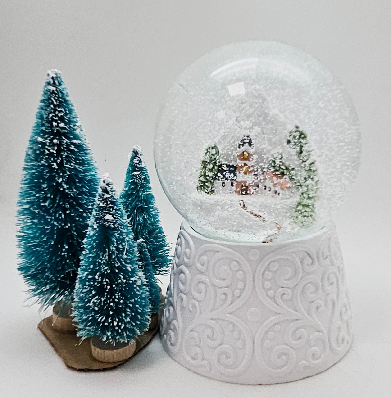 Nostalgische Schneekugel Bergdorf auf Sockel weiß Ornamente 100 mm Durchmesser mit Spieluhr - Schneekugelhaus