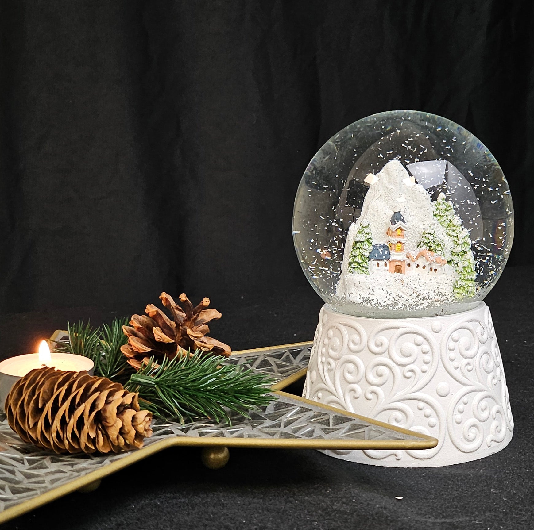 Nostalgische Schneekugel Bergdorf auf Sockel weiß Ornamente 100 mm Durchmesser mit Spieluhr - Schneekugelhaus