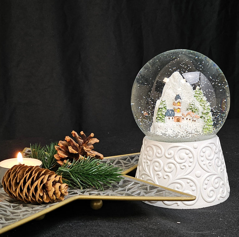 Nostalgische Schneekugel Bergdorf auf Sockel weiß Ornamente 100 mm Durchmesser mit Spieluhr - Schneekugelhaus