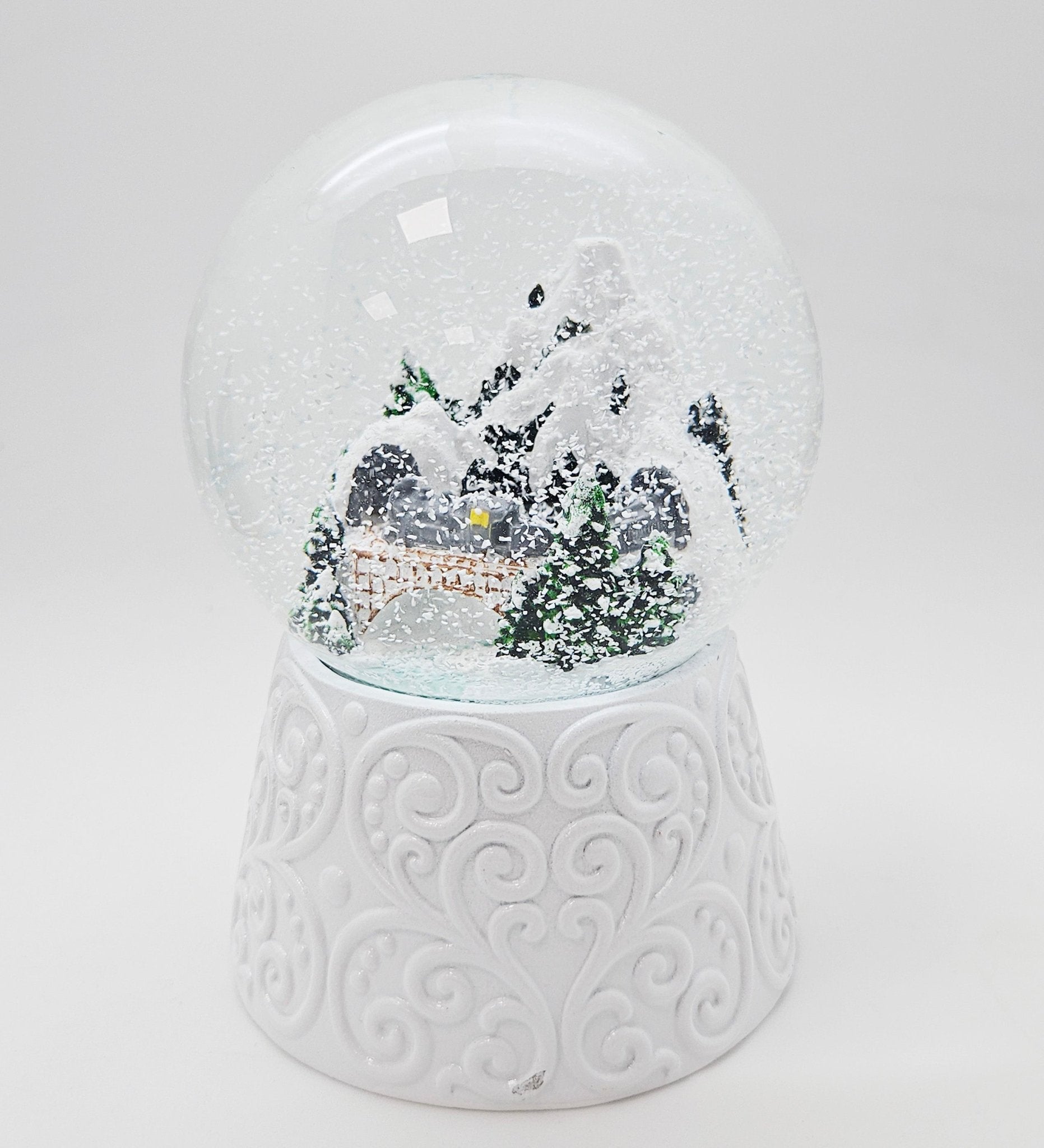 Nostalgische Schneekugel Bergdorf auf Sockel weiß Ornamente 100 mm Durchmesser mit Spieluhr - Schneekugelhaus