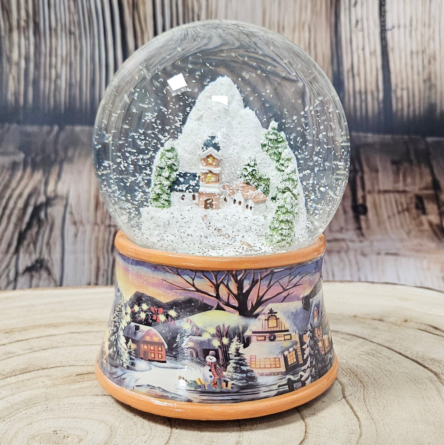 Nostalgische Schneekugel Bergdorf auf Sockel Winterlandschaft ocker Rand 100 mm Durchmesser mit Spieluhr - Schneekugelhaus