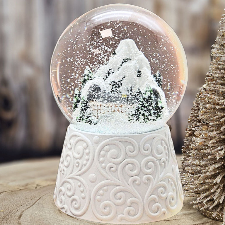Nostalgische Schneekugel Berglandschaft mit Brücke auf Sockel weiß Ornamente 100 mm Durchmesser mit Spieluhr - Schneekugelhaus