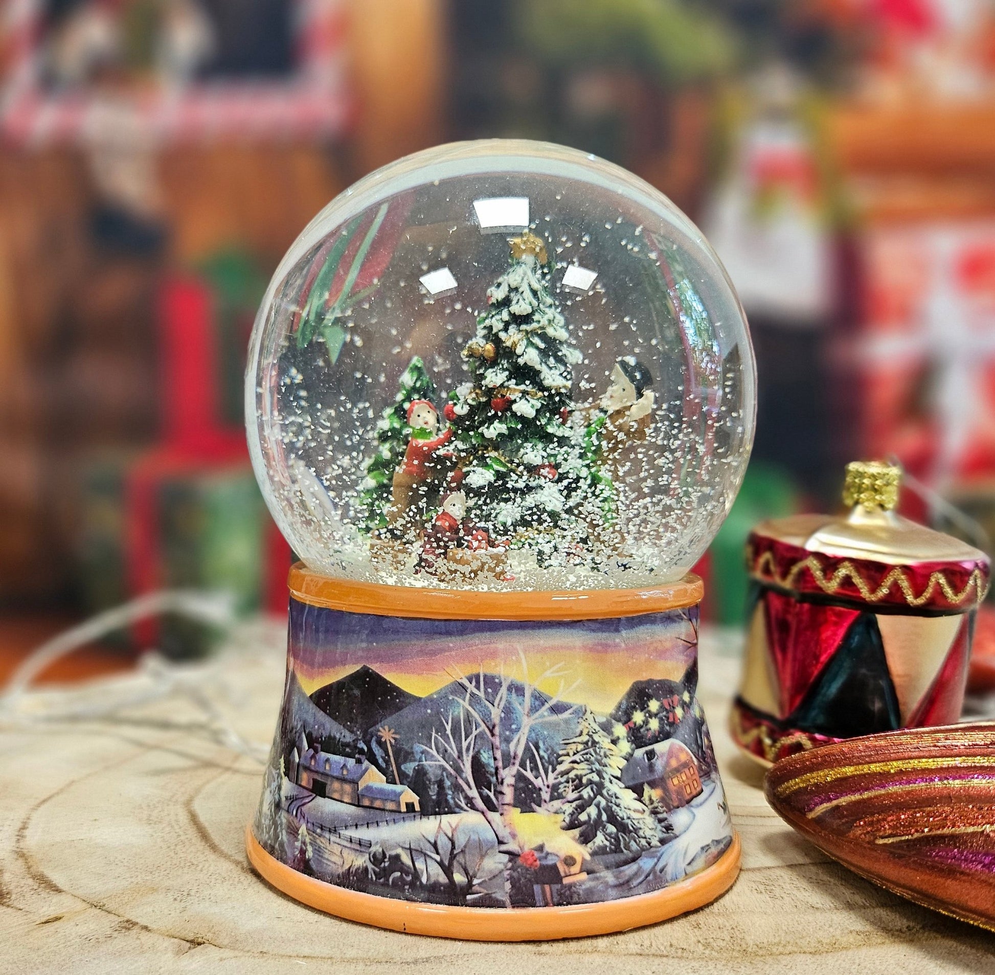 Nostalgische Schneekugel Christbaum schmücken auf Sockel Winterlandschaft ocker 100 mm Durchmesser mit Spieluhr - Schneekugelhaus