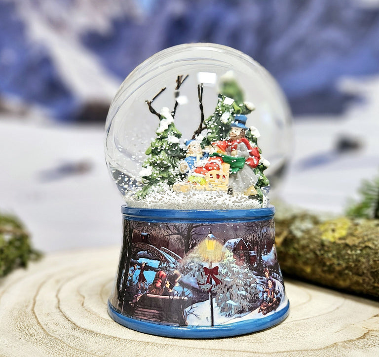 Nostalgische Schneekugel Familie Winterspaziergang auf Sockel Eisläufer 100 mm Durchmesser mit Spieluhr - Schneekugelhaus