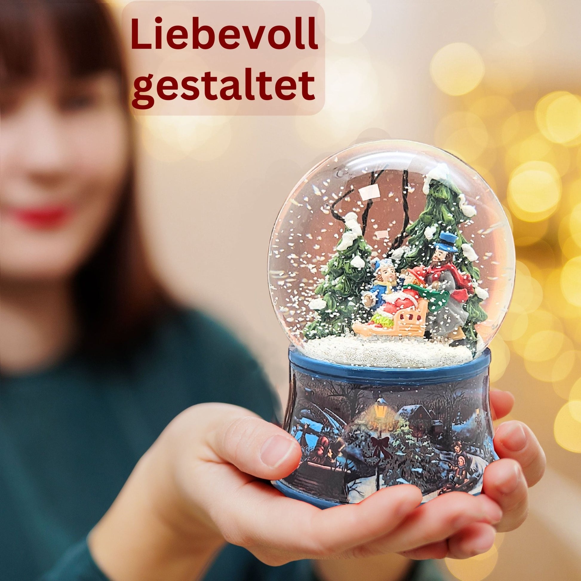 Nostalgische Schneekugel Familie Winterspaziergang auf Sockel Eisläufer 100 mm Durchmesser mit Spieluhr - Schneekugelhaus