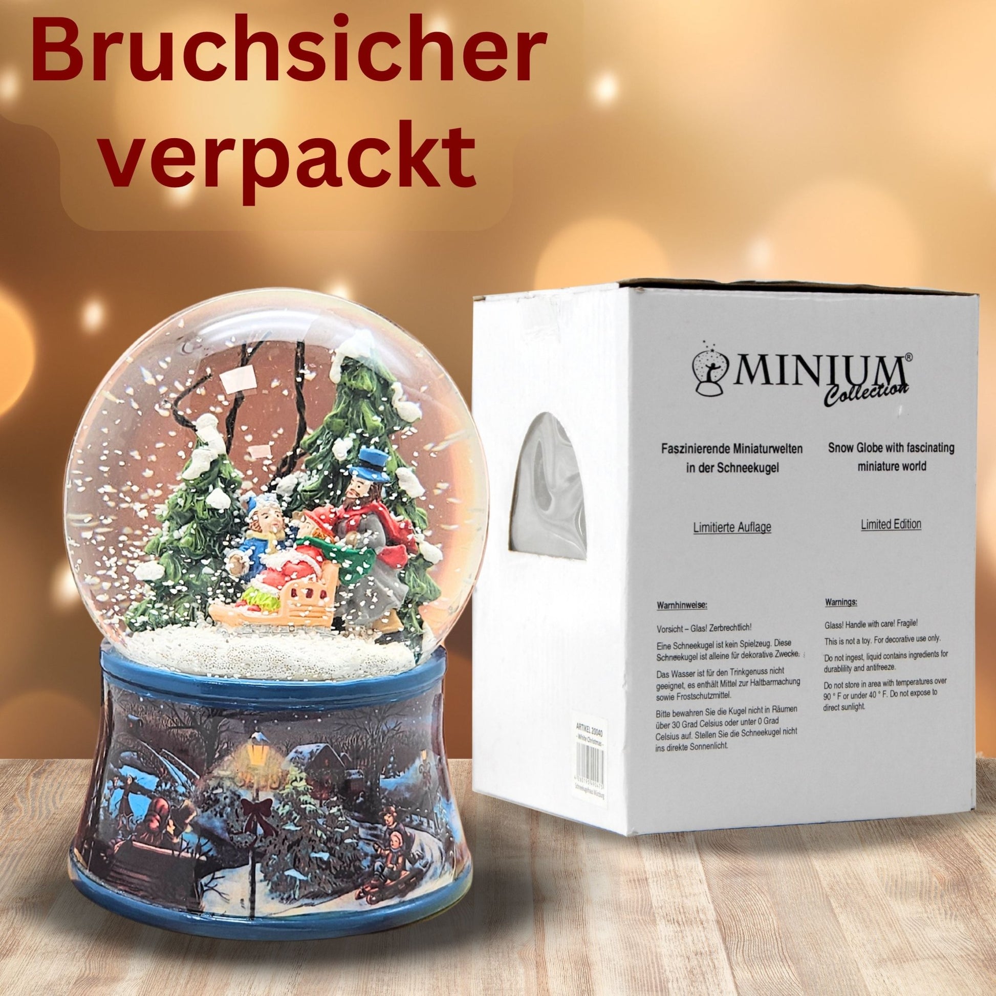Nostalgische Schneekugel Familie Winterspaziergang auf Sockel Eisläufer 100 mm Durchmesser mit Spieluhr - Schneekugelhaus